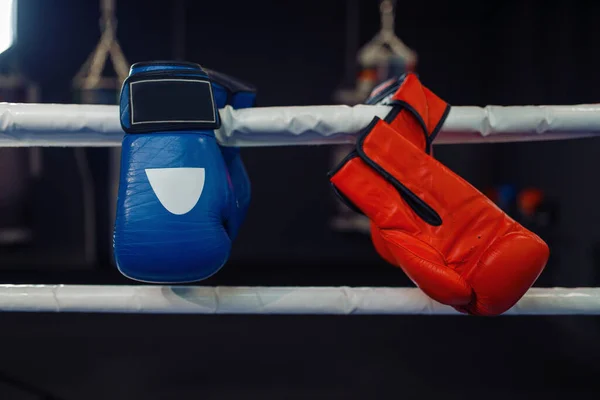 Luvas Boxe Vermelhas Azuis Penduradas Cordas Anel Ninguém Caixa Kickboxing — Fotografia de Stock