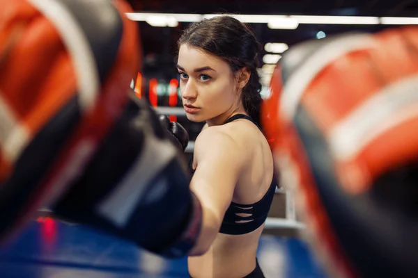 Žena Rukavicích Boxuje Ringu Trenérem Cvičí Box Dámské Boxerky Tělocvičně — Stock fotografie