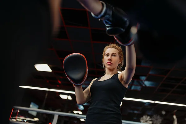 Twee Vrouwen Handschoenen Boksen Ring Bokstraining Vrouwelijke Boksers Sportschool Kickboksen — Stockfoto