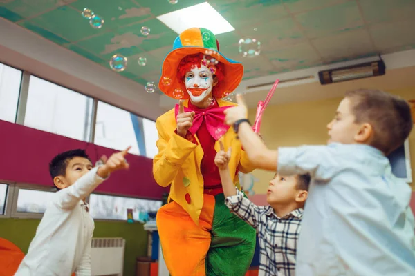 Rolig Clown Med Barn Blåser Såpbubblor Tillsammans Födelsedagsfest Lekrummet Barnledighet — Stockfoto