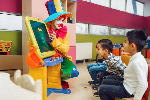 Buffo Clown Con Bambini Felici Giocare Nell Alfabeto Bordo Festa — Foto Stock