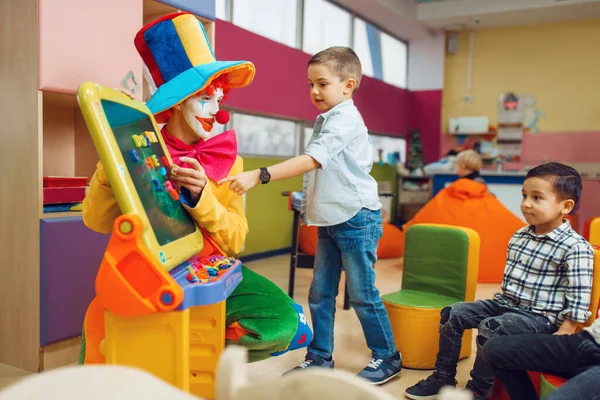 Grappige Clown Met Vrolijke Kinderen Spelen Het Alfabet Aan Boord — Stockfoto