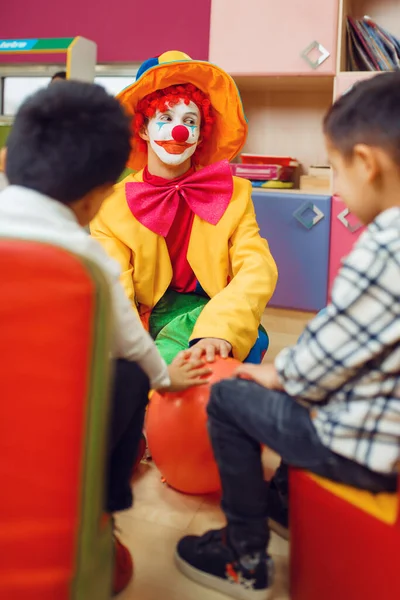 Rolig Clownlek Med Glada Barn Tillsammans Födelsedagsfest Lekrummet Barnledighet Lekplatsen — Stockfoto