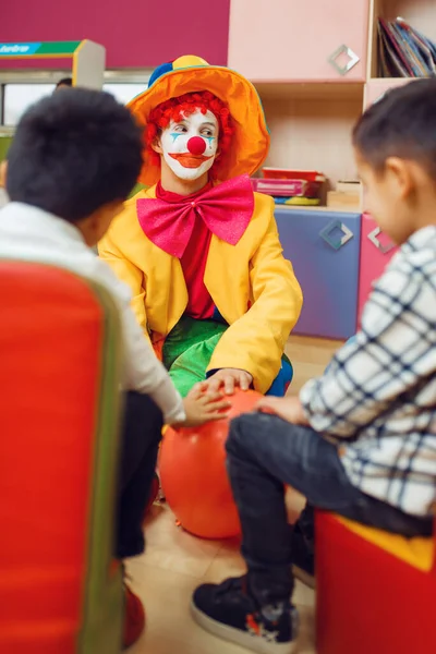 Payaso Divertido Jugar Con Niños Alegres Juntos Fiesta Cumpleaños Celebrando —  Fotos de Stock