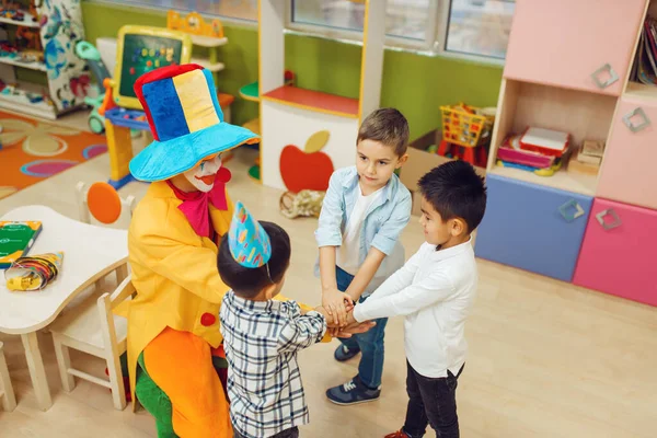 Grappige Clown Met Vrolijke Kinderen Spelen Samen Tellen Spel Verjaardagsfeest — Stockfoto