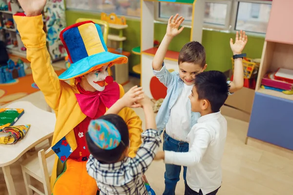 Смешной Клоун Веселыми Детьми Играет Подсчет Игр Вместе Празднование Дня — стоковое фото