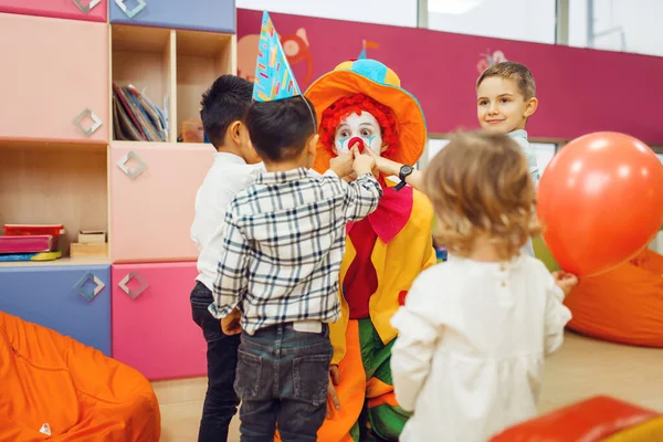 Zabawny Klaun Wesołych Dzieci Grać Licząc Gry Razem Impreza Urodzinowa — Zdjęcie stockowe
