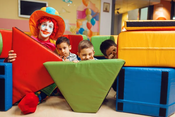 Grappige Clown Vrolijke Jongetjes Verborgen Zich Achter Zachte Blokken Verjaardag — Stockfoto
