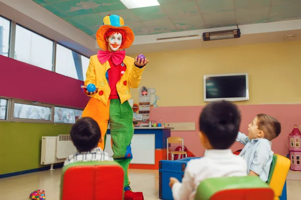 Funny Clown Juggles Front Surprised Children Birthday Party Celebrating Playroom — Stock Photo, Image