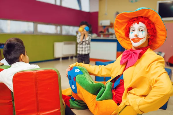 Rolig Clown Animatör Och Grupp Små Pojkar Födelsedag Firande Lekrum — Stockfoto