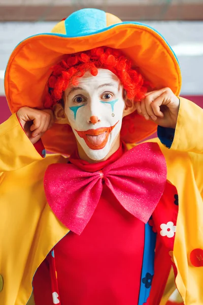 Clown Divertente Con Trucco Vestito Con Cappello Colorato Costume Posa — Foto Stock