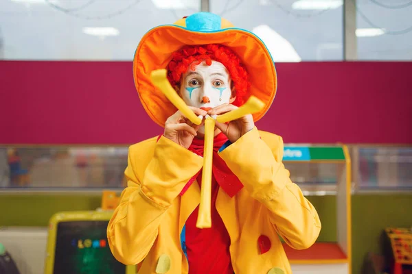 Rolig Clown Med Smink Blåser Partiet Visselpipa Födelsedagsfest Lekrummet Barnledighet — Stockfoto