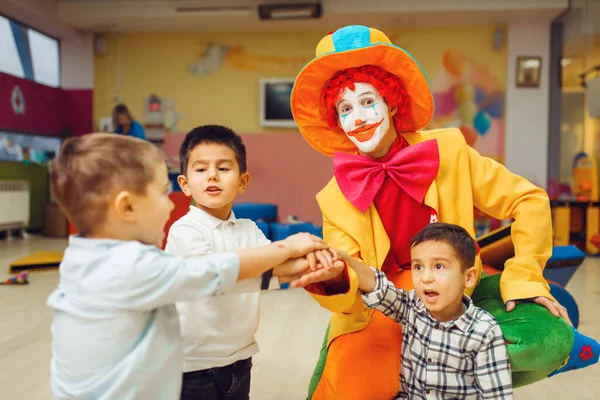 Clown Divertente Bambini Piccoli Giocare Contare Gioco Insieme Festa Compleanno — Foto Stock
