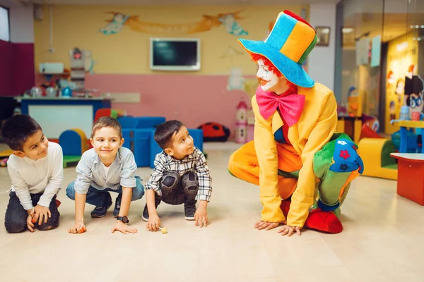 Grappige Clown Animator Spelen Met Een Groep Kleine Jongens Verjaardag — Stockfoto