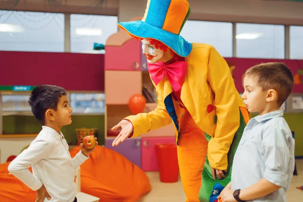 Grappige Clown Animator Dansen Met Kleine Jongens Kleuterschool Verjaardag Vieren — Stockfoto