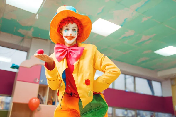 Palhaço Engraçado Posa Com Nariz Vermelho Mão Festa Aniversário Celebrando — Fotografia de Stock