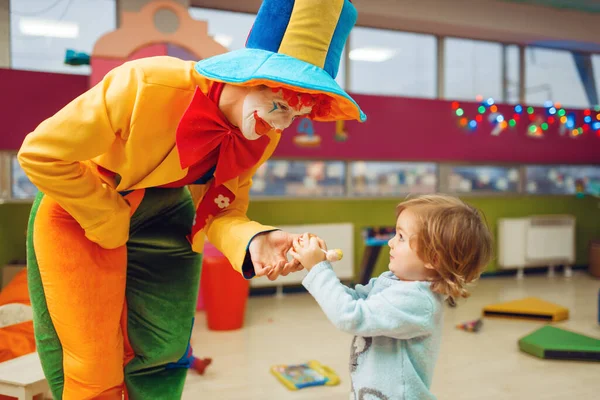 Grappige Clown Deelt Lolly Uit Aan Gelukkig Meisje Vriendschap Voor — Stockfoto