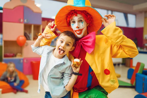 有趣的小丑 与小男孩在幼儿园的娱乐节目 生日在游戏室庆祝 婴儿假期在操场上庆祝 童年的快乐 孩子气的闲暇 — 图库照片