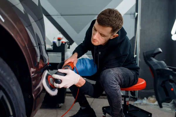 Hombre Trabajador Pule Parachoques Utilizando Máquina Pulido Detalle Del Coche —  Fotos de Stock