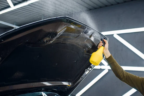 근로자는 필름을 적용하기 자동차 표면에 스프레이를 자동차 페인트 긁히지 않도록 — 스톡 사진