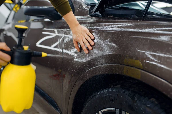Mannelijke Werknemer Plast Auto Spatbord Oppervlak Met Spray Voor Het — Stockfoto