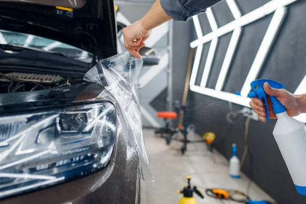 Male Worker Applies Car Protection Film Front Fender Installation Coating — Stock Photo, Image