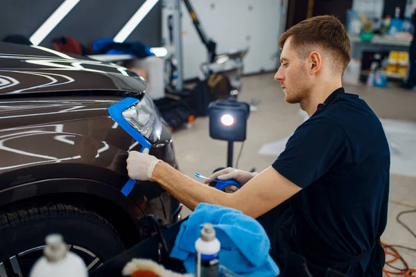 Hombre Trabajador Prepara Superficie Del Coche Aplicación Película Protección Instalación —  Fotos de Stock