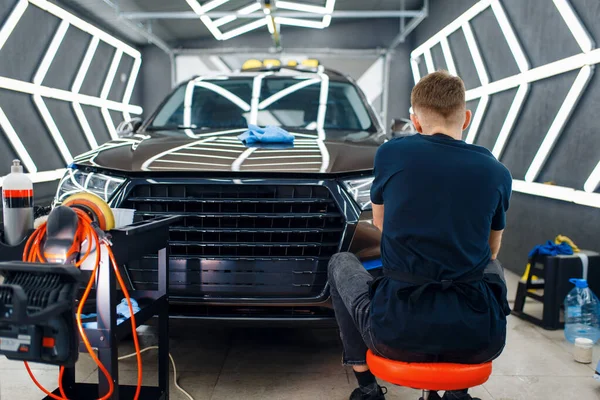 근로자는 연마기를 사용하여 자동차 표면을 닦는다 자동차의 페인트가 긁히지 않도록 — 스톡 사진