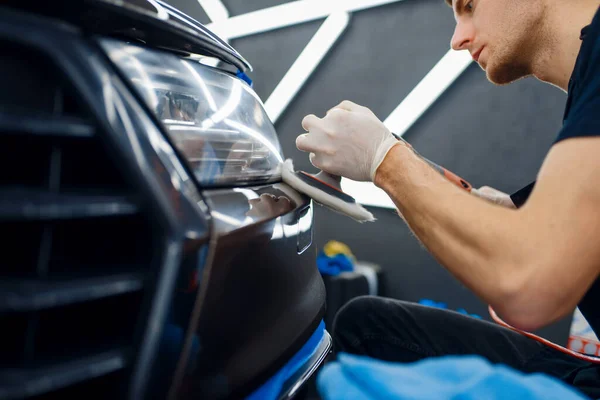 Hombre Trabajador Pule Parachoques Delantero Utilizando Máquina Pulido Coche Detallando — Foto de Stock