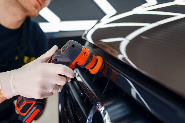 Male Worker Polishes Radiator Grille Using Polishing Machine Car Detailing — Stock Photo, Image