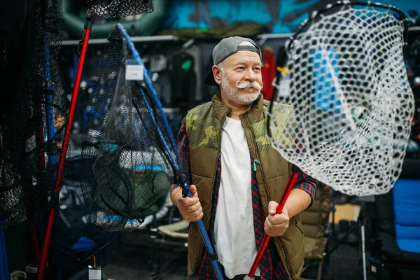 Счастливый Рыбак Выбирает Сети Рыбном Магазине Крючки Крючки Заднем Плане — стоковое фото