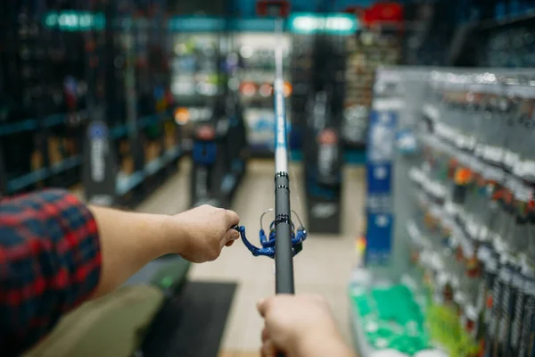 Pêcheur Masculin Avec Canne Dans Magasin Pêche Vue Première Personne — Photo