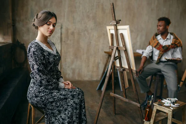 Pintor Retrato Com Paleta Pincel Desenha Modelo Feminino Homem Sentado — Fotografia de Stock