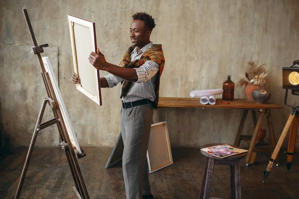 Pelukis Tersenyum Dengan Kanvas Berdiri Dekat Sel Seniman Pria Menggambar — Stok Foto