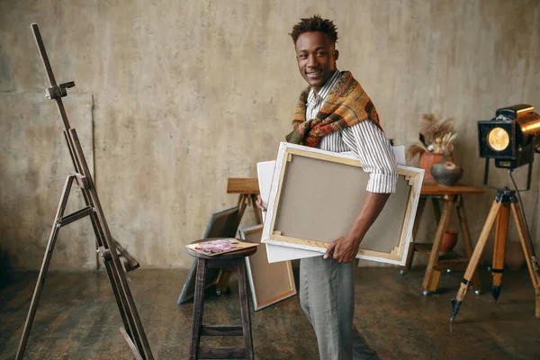 Pintor Sorridente Com Tela Estúdio Arte Artista Masculino Desenha Seu — Fotografia de Stock