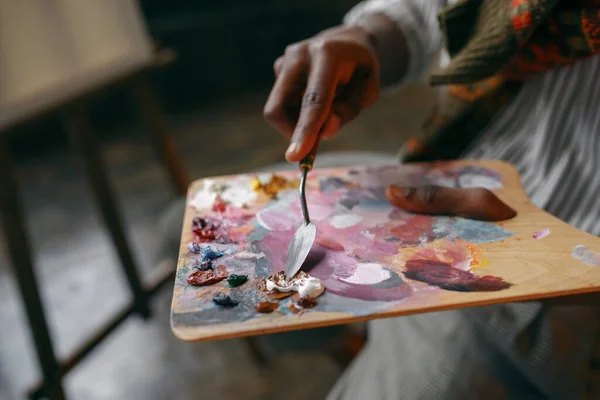 Peintre Masculin Tient Pinceau Peintures Colorées Sur Palette Atelier Art — Photo