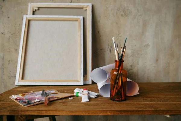 Pinturas Paleta Pincel Botella Lienzo Nadie Herramientas Pintor Sobre Mesa — Foto de Stock