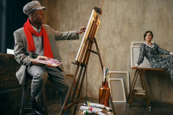 Heureux Portraitiste Avec Pinceau Dessine Modèle Féminin Atelier Art Artiste — Photo