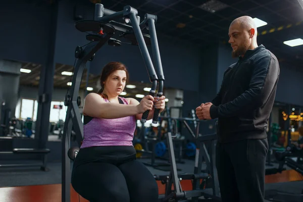超重的女人在健身房做运动 和教练一起训练 女性与超重 有氧运动和肥胖作斗争 — 图库照片