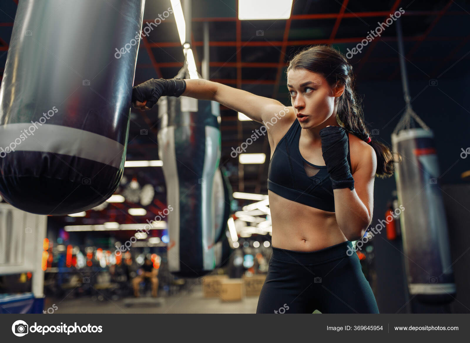 Mujer Con Vendajes Boxeo Negro Ropa Deportiva Golpea Saco Boxeo Foto de stock 369645954 Nomadsoul1