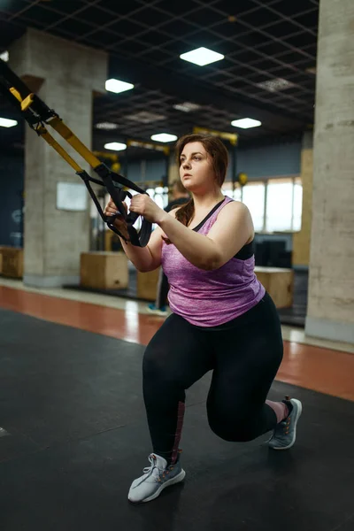 超重的女人在健身房做伸展运动 积极锻炼 肥胖女性与超重 有氧运动 体育俱乐部作斗争 — 图库照片