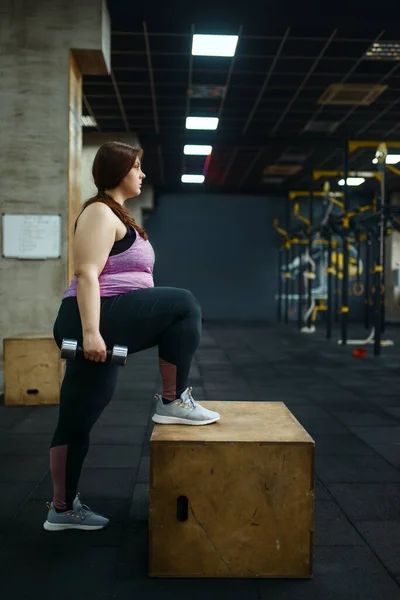 Överviktig Kvinna Poserar Med Hantlar Gym Sidovy Aktiv Träning Överviktiga — Stockfoto