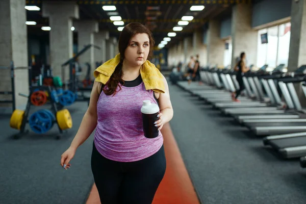 超重女人在健身房喝减肥鸡尾酒 积极锻炼 肥胖女性与超重 有氧运动 体育俱乐部作斗争 — 图库照片