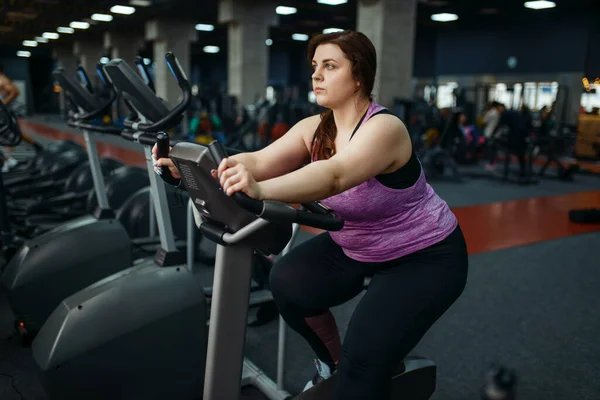 Nadwaga Kobieta Trenuje Rowerze Treningowym Siłowni Aktywny Trening Otyła Kobieta — Zdjęcie stockowe