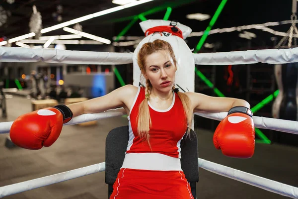 Žena Červených Rukavicích Sedí Rohu Boxerského Ringu Trénuje Box Ženské — Stock fotografie