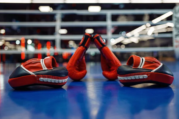 リング上の赤いボクシングの手袋とパッドのペアは ボックスやキックボクシングのスポーツのコンセプト 訓練のための機器 武道と戦う — ストック写真