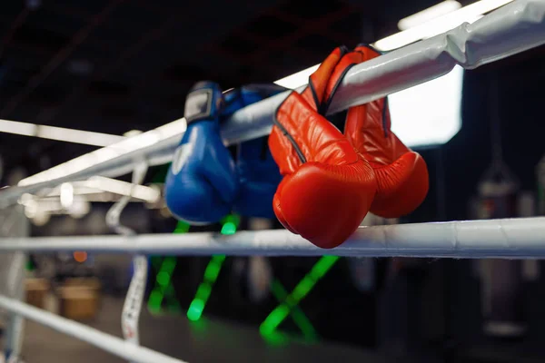 Red Blue Boxing Gloves Hanging Ropes Ring Nobody Box Kickboxing — Stock Photo, Image