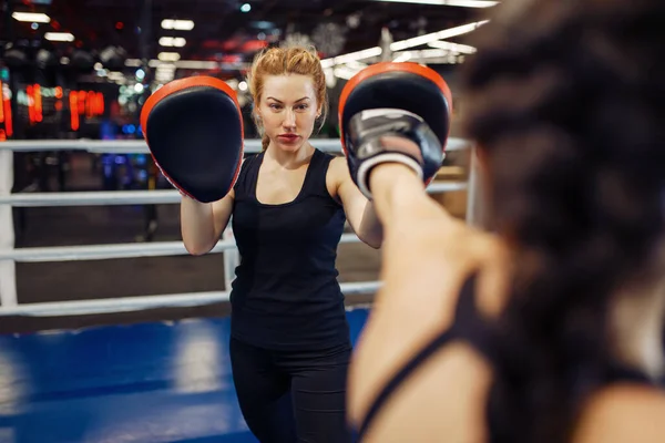 Mujer Con Guantes Boxeando Ring Con Entrenador Entrenamiento Caja Boxeadoras —  Fotos de Stock