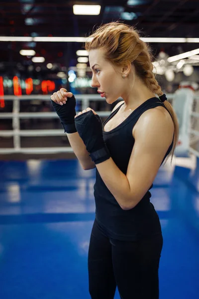 Kobieta Czarnych Bandażach Bokserskich Odzieży Sportowej Ringu Widok Boku Trening — Zdjęcie stockowe