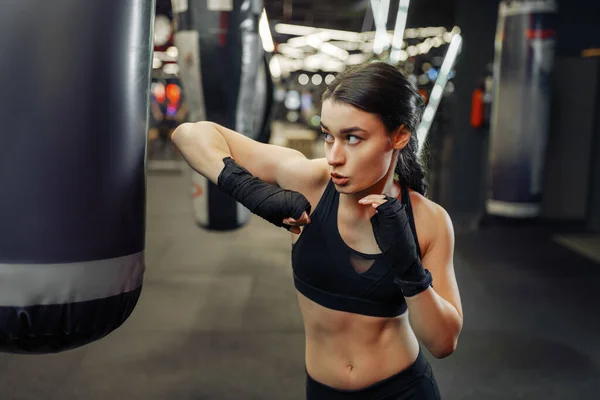 Kvinnan Svarta Bandage Och Sportkläder Träffar Boxningssäck Thai Boxning Träning — Stockfoto